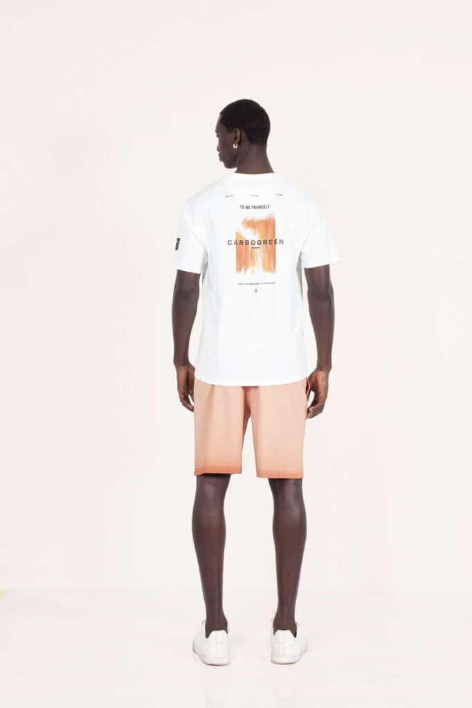 Chico con el logo en la camiseta